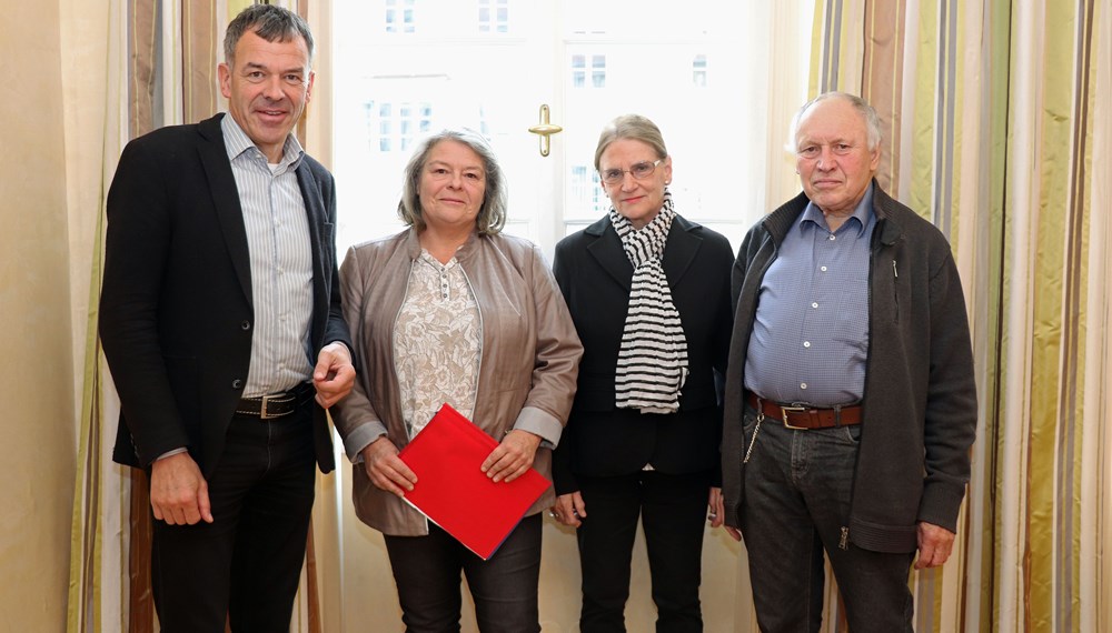 Mit Fragen, Meinungen und Ansichten zum Flughafenbetrieb in Innsbruck stattete die Anrainerschutzgemeinschaft Innsbruck Airport (AIA Tirol) Bürgermeister Georg Willi (l.) am 02. November einen Besuch im Rathaus ab. Obfrau Ulrike Unterleitner (2. v. l.), Hildegard Auer (2. v. r.) und Dr. Leopold Bittermann (r.) führten mit dem Innsbrucker Stadtoberhaupt konstruktive Gespräche.