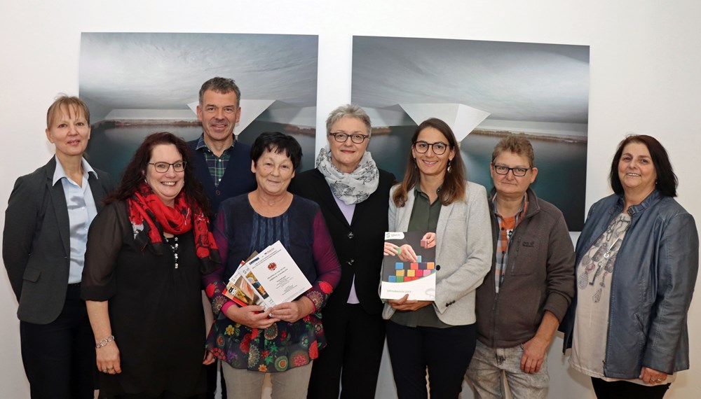 Die VertreterInnen der Selbsthilfe Tirol besuchten kürzlich Innsbrucks Bürgermeister Georg Willi. Neben der Tätigkeit der Selbsthilfe Tirol wurde unter anderem über den Tiroler CED-Tag (Chronisch Entzündlicher Darmerkrankungen) am 15. November 2018 im Congress Innsbruck sowie über die Aktivitäten des Vereins bei der diesjährigen "SenAktiv" vom 16. bis 18. November 2018 in der Messe Innsbruck gesprochen. Die Selbsthilfe Tirol ist der Dachverband der Tiroler Selbsthilfevereine und -gruppen im Gesundheits- und Sozialbereich. Der gemeinnützige Verein ist seit 1993 Anlauf- und Kontaktstelle für alle, die sich für Selbsthilfe interessieren. Gemeinschaftliche Selbsthilfe bedeutet, dass sich Menschen in einer schwierigen Lebenssituation zusammentun. Und zwar zu einer Selbsthilfegruppe. Durch Erfahrungsaustausch unterstützen sich die Mitglieder einer Selbsthilfegruppe bei der Bewältigung ihrer schwierigen Lebenssituation. v. l. n. r.: Ingrid Winkler, Martina Karrer, Bürgermeister Georg Willi, Manuela Steinkellner, Präsidentin Maria Gander, Geschäftsstellenleiterin Barbara Vantsch, Hanna Reder und Elisabeth Erharter.