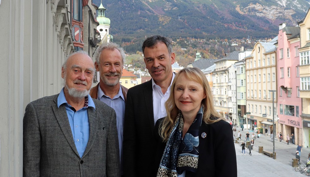 Der Verein "Die Innsbrucker Hofgartenfreunde" stattete vor Kurzem Bürgermeister Georg Willi einen Antrittsbesuch ab. Obfrau Herlinde Wurzer, Hans Jochen Lobenstock und Herbert Bacher sprachen dabei mit dem Stadtoberhaupt über anstehende Termine und Veranstaltungen. So wiesen sie zum Beispiel auf den bevorstehenden Martinsumzug im Hofgarten hin.