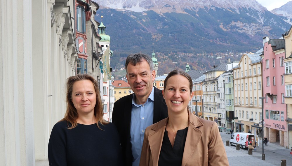 Jutta Harrasser (r.), Präsidentin des Tiroler Baseball-Softball-Verbands stattete vor Kurzem gemeinsam mit Nicole Schreyer Bürgermeister Georg Willi einen Antrittsbesuch ab. Die Baseballszene in Innsbruck beginnt zu wachsen: Eine Mannschaft gibt es bereits, nach Trainingsmöglichkeiten wird aktuell noch gesucht.