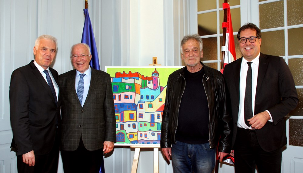 Lantagspräsident a.D. Herwig Van Staa und Vizebürgermeister Franz X. Gruber eröffneten Anfang November im Österreichischen Generalkonsulat in Straßburg die Ausstellung „HELMUT ZWERGER - PRINCIPALS OF EUROPE“.
Anlässlich des österreichischen EU-Ratsvorsitzes hat der Innsbrucker Künstler Helmut Zwerger Motive aller Hauptstädte der 28 EU-Mitgliedstaaten auf die Leinwand gebracht. Diese Gemälde sind aktuell im Generalkonsulat in Straßburg zu sehen. Im Bild: Konsul Gerhard Jandl, Herwig Van Staa, Künstler Helmut Zwerger und VBM Franz X. Gruber (v. l.); Das Gemälde zeigt das Hundertwasserhaus in Wien.