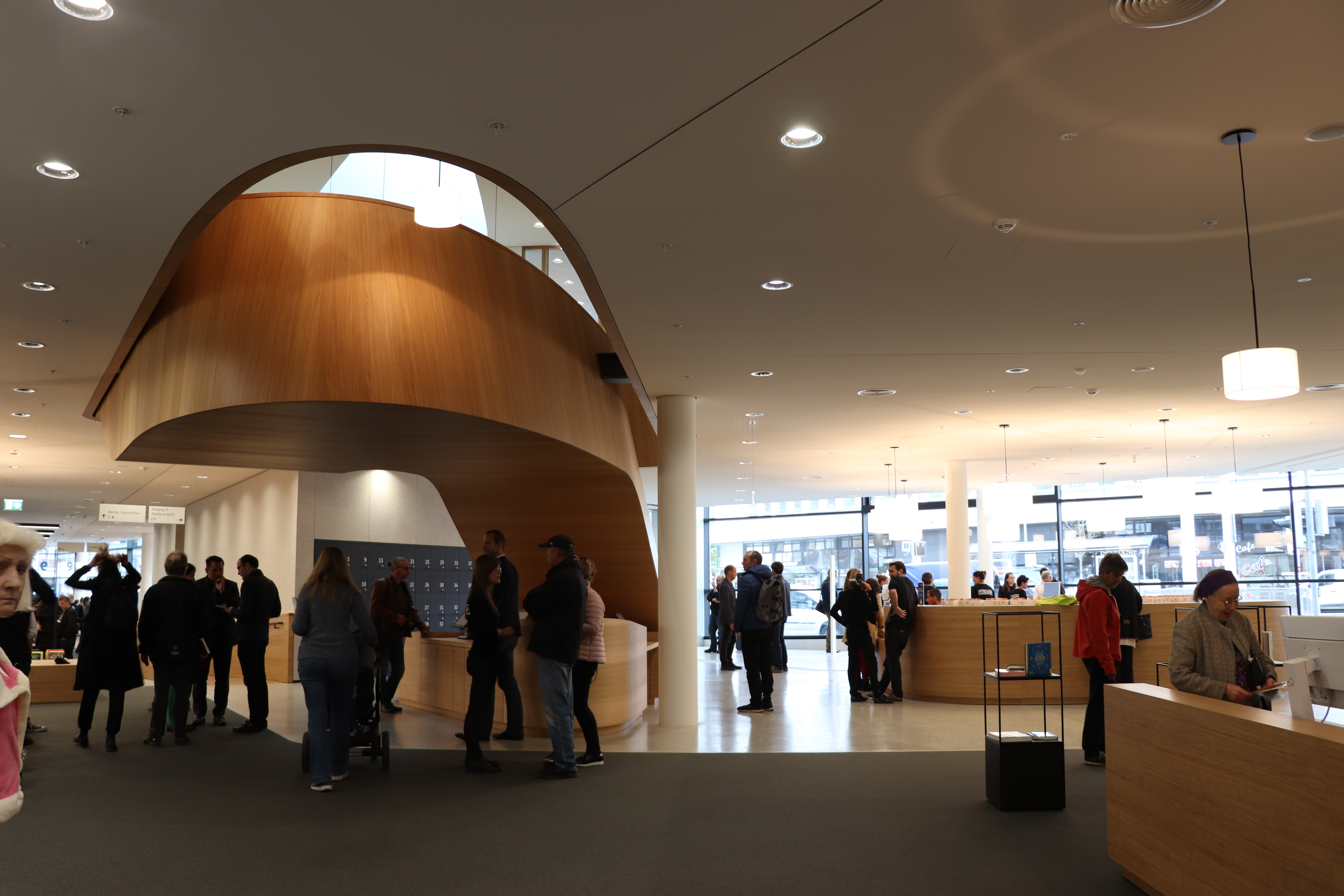 Zahlreiche Interessierte kamen am 09. November zur Eröffnung der neuen Stadtbibliothek.