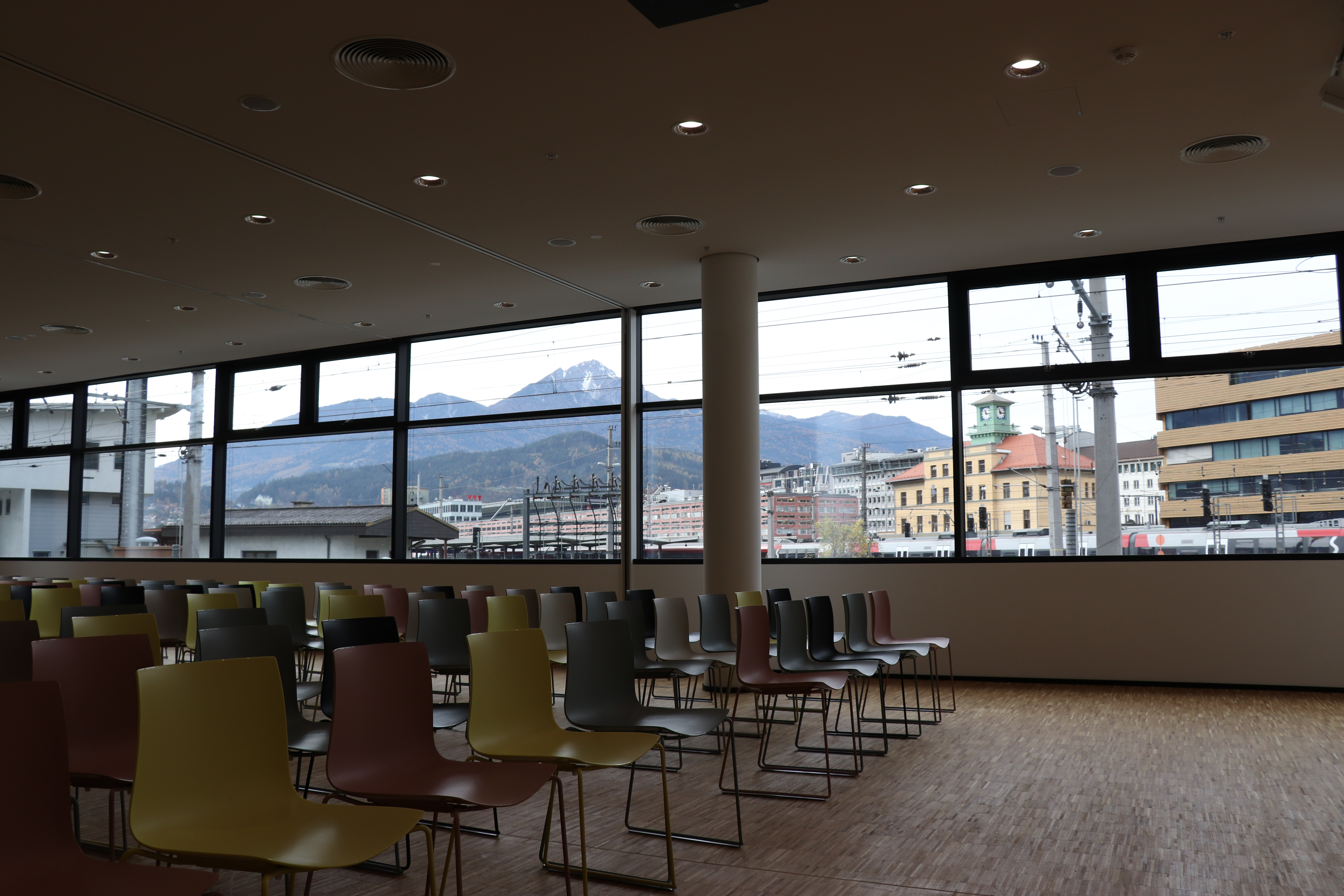 Room with a view: Der Veranstaltungssaal im 1. Stock finden kostenlose Lesungen, Diskussionsrunden und Kinderprogramm statt.