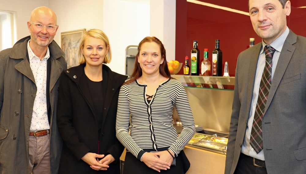 Bildungsstadträtin Elisabeth Mayr machte sich vor Kurzem ein Bild des Eduard-Wallnöfer-Heims des Bauernbunds. Dort führten sie Bauernbunddirektor Peter Raggl und Heimleiterin Nina Strickner durchs Haus. Das Mittagessen, das aktuell rund 120 Kinder und Jugendliche in Anspruch nehmen, wurde vor Ort auch verkostet.