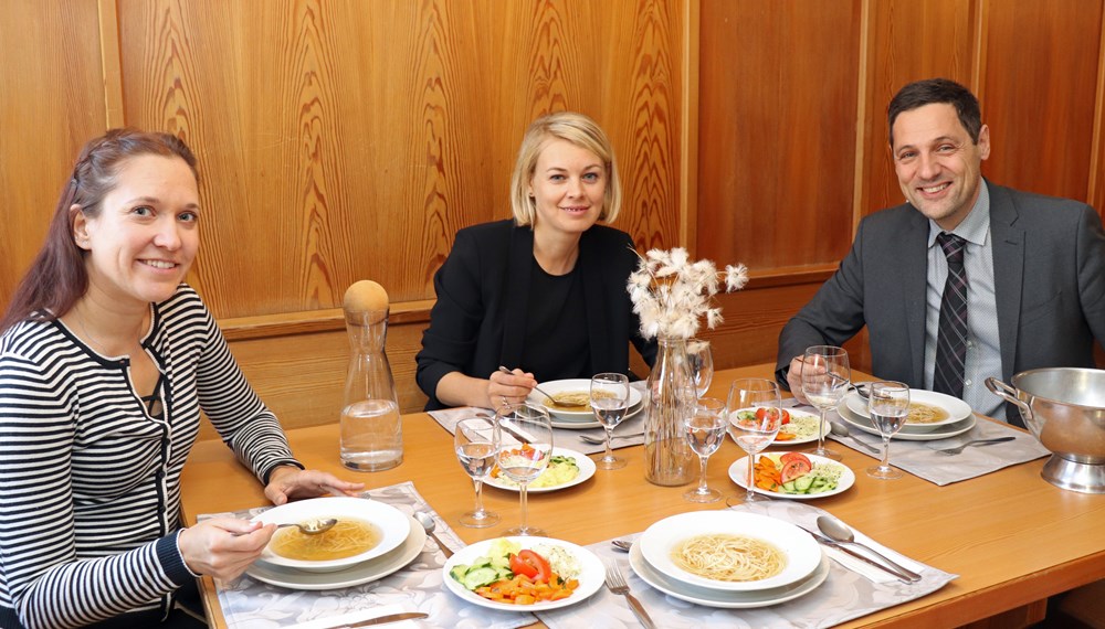 Bildungsstadträtin Elisabeth Mayr machte sich vor Kurzem ein Bild des Eduard-Wallnöfer-Heims des Bauernbunds. Dort führten sie Bauernbunddirektor Peter Raggl und Heimleiterin Nina Strickner durchs Haus. Das Mittagessen, das aktuell rund 120 Kinder und Jugendliche in Anspruch nehmen, wurde vor Ort auch verkostet.