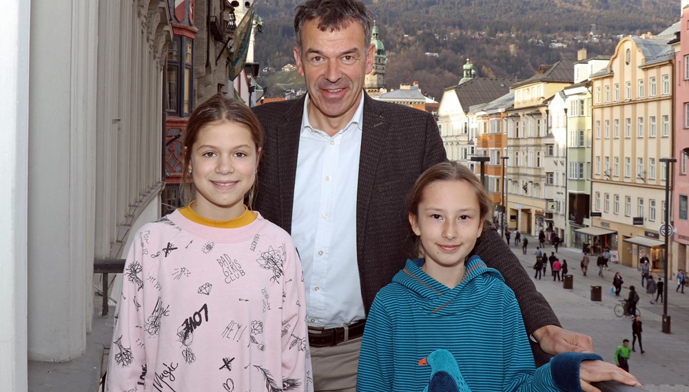 Die beiden jungen Innsbruckerinnen Paula (l.) und Charlotte haben Bürgermeister Georg Willi mit einem Brief um seine Unterstützung gebeten. Seit anderthalb Jahren sammeln die beiden Schülerinnen Geld für obdachlose Menschen. Die kalte Jahreszeit trifft arme und obdachlose Menschen besonders hart. Deshalb engagieren sich die beiden Mädels mit ihrer Sammelaktion für bedürftige Mitmenschen in der Tiroler Landeshauptstadt. Neben dem Innsbrucker Stadtoberhaupt unterstützt auch die Personalvertretung des Stadtmagistrats das Projekt mit ihrer jährlichen Adventsammelaktion.