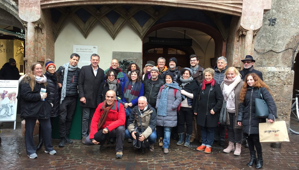 Der israelische Chor mit dem englischen Namen "New Israeli Vocal Ensemble", kurz NIVE, gastierte in der Landeshauptstadt. Gemeinsam mit Bürgermeister Georg Willi (4. v. l.) besuchten sie den Christkindlmarkt in der Altstadt und gaben unter dem Goldenen Dachl ein Lied zum Besten. "Voccappella"-Obmann Gerhard Rödlach, Chorleiter Bernhard Sieberer sowie der Kulturbeauftragte der israelitischen Kultusgemeinde, Thomas Lipschütz, waren ebenfalls dabei.