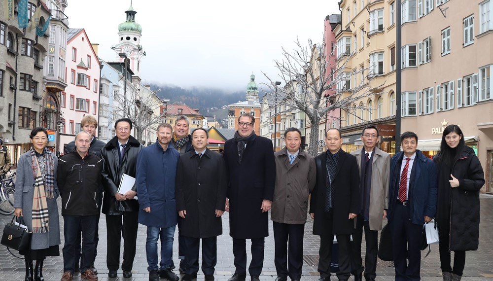 Eine Delegation aus China besuchte kürzlich zu einem Erfahrungsaustausch die Stadt Innsbruck. Vizebürgermeister Franz X. Gruber – ressortverantwortlich für Tourismus (Mitte) begrüßte im Innsbrucker Rathaus den Bürgermeister der nordostchinesischen Stadt Harbin, Zhe Sun (7. v. l.) sowie weitere VertreterInnen der chinesischen Millionen-Metropole aus den Bereichen Tourismus, Stadtplanung und auswärtige Angelegenheiten. In Begleitung von Markus Schröcksnadel (Vorstandsvorsitzender der feratel media technologies AG, 5. v. l.) sowie Michael Mattesich (Geschäftsführer sitour Marketing GmbH, 6. v. l.) und weiteren Vertretern der Firma feratel besuchten die Gäste aus Harbin die Tiroler Landeshauptstadt um sich über die Thematik des Wintersport-Tourismus in Innsbruck auszutauschen.