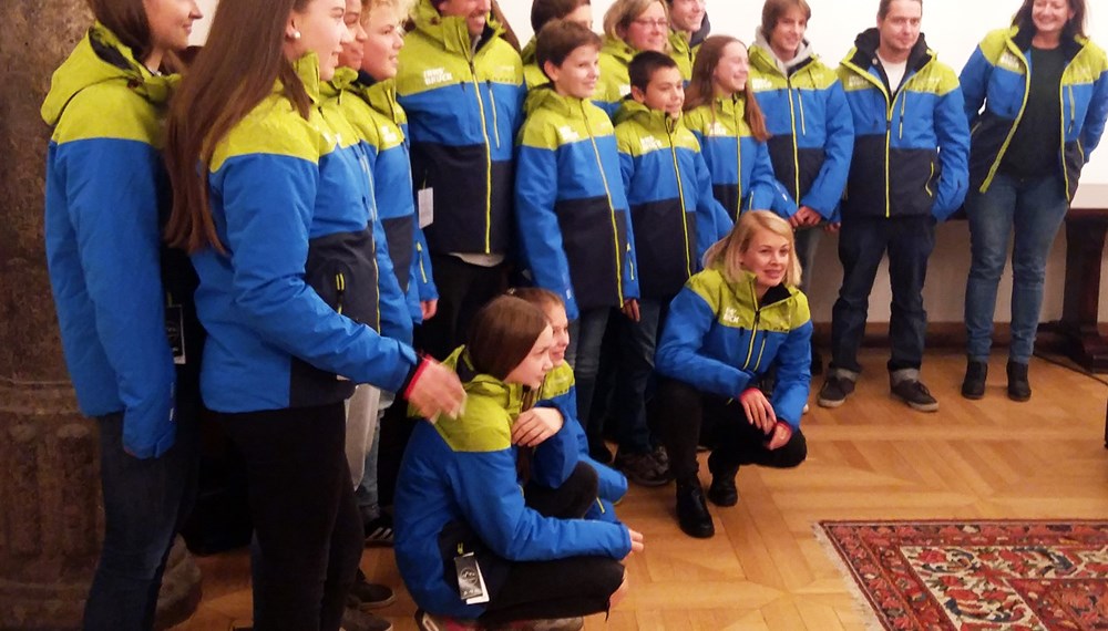 Am 28.11. fand die Einkleidung und Verabschiedung der Innsbruck International Children`s Winter Games SportlerInnen-Delegation für die Veranstaltung in Lake Placid/USA von 05.Jänner bis 13. Jänner 2019 im Bürgersaal des historischen Rathauses statt. Sportreferentin StRin Elisabeth Mayr und Amtsvorstand Romuald Niescher wünschten den AthletInnen alles Gute und viel Erfolg in Lake Placid. Die Sportdelegation setzt sich aus EischnellläuferInnen, SnowboarderInnen, Freestyle Alpin und Eiskunstläuferinnen zusammen und werden von der Head of Delegation (HOD) Angelika Neuner sowie der städtischen Vertretung (City Rep.) Sportreferentin StRin Elisabeth Mayr begleitet.