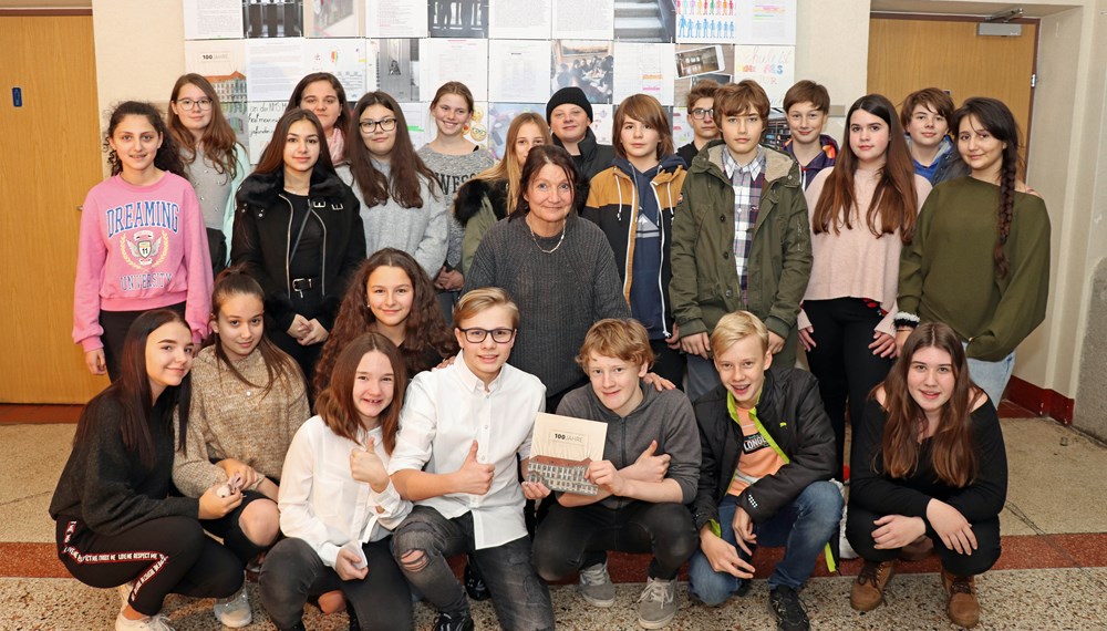 „100 Jahre Innsbrucker Schulgeschichte(n)“ – zu diesem Thema forschten SchülerInnen der 3a-Klasse an der NMS Müllerstraße u.a. im Innsbrucker Stadtarchiv. Als Beitrag zum Gedenk- und Erinnerungsjahr 2018 im Rahmen des Programms „Geschichte gemeinsam verhandeln“ gestalteten sie eine Installation aus 100 miteinander verbundenen Tafeln. Die Beschäftigung mit der Vergangenheit der Institution und des Schulalltags sollte dazu führen, kritisch über die Gegenwart und eigene Lebenswelt zu reflektieren. Am 28. November präsentierten sie ihr Werk Familie und FreundInnen. Auch die ressortzuständige Stadträtin Uschi Schwarzl ließ sich die Arbeiten zeigen.
Details: www.nms-muellerstrasse.tsn.at