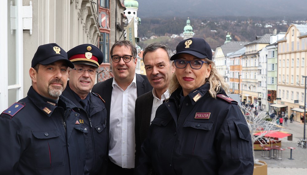 Die Innsbrucker Christkindlmärkte ziehen auch sehr viele italienische TouristInnen an. Um für ein noch höheres subjektives Sicherheitsgefühl zu sorgen, bekommt Innsbruck heuer bereits zum fünften Mal Unterstützung aus dem südlichen Nachbarland. Zwei Beamte der Polizia di Stato sind bis zum zweiten Adventwochenende vor Ort und patroullieren die Märkte zu Fuß. Danach kommen ihre KollegInnen von der Carabinieri.
Bürgermeister Georg Willi (2.v.r.), Vizebürgermeister Franz X. Gruber (M.) und Oberst Reinhard Moser begrüßten die italienischen PolizistInnen in der Landeshauptstadt.