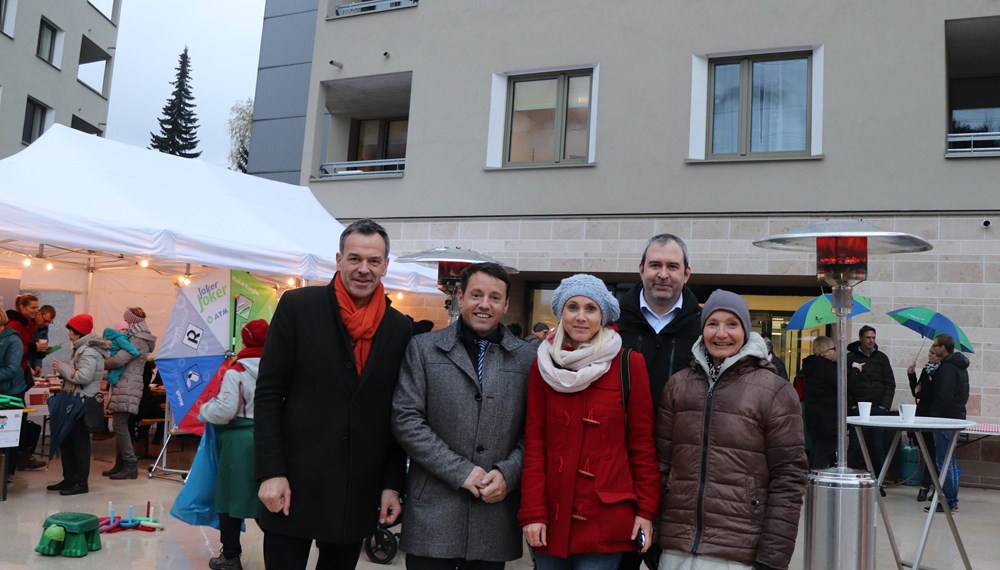 Neue BewohnerInnen beim Einzugsfest in der Bienerstraße willkommen geheißen v. l.: Bürgermeister Georg Willi, IIG-Geschäftsführer Franz Danler, die Organisatorin des Festes Elisabeth Meze (IIG), Philipp Aumann vom städtischen Amt für Verkehrs- und Umweltmanagement sowie Stadträtin Uschi Schwarzl. Insgesamt sind auf dem Grund des ehemaligen Bauhofs Saggen, der im Besitz der IIG ist, sowie einem angrenzenden Grundstück der Wohnungseigentum (WE) drei Gebäude errichtet worden, in denen sich insgesamt 126 Wohnungen befinden. 85 davon – jene in den Wohnhäusern Bienerstraße 10 und 10a – wurden von der IIG errichtet, die übrigen 41 Einheiten im Haus Nr. 12 von der WE.