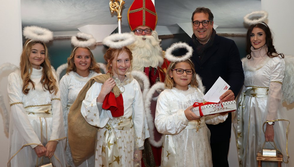 Anfang Dezember zieht der Nikolaus mit seinen Engerln durch die Stadt. Jener aus dem Stadtteil Amras stattete vor Kurzem Vizebürgermeister Franz X. Gruber einen Besuch ab. Diese nutzte die Gelegenheit, um seine Spende zu überreichen.