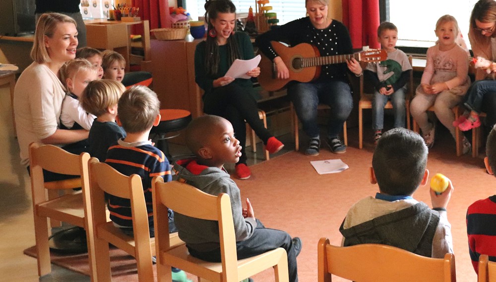 Am 6. Dezember besuchte der heilige Nikolaus in Begleitung seines Knechtes Ruprecht den Kindergarten Bachlechnerstraße. Gespannt und aufmerksam lauschten die Kinder, was der Nikolaus erzählte. Mit dabei und umringt von den Kindern waren Stadträtin Elisabeth Mayr (4. v. r., hinten), Barbara Schett (Referatsleiterin Pädagogische Bildung und Entwicklung, 3. v. r., hinten) und Mag. Wolfgang Grünzweig (1. v. r., hinten).