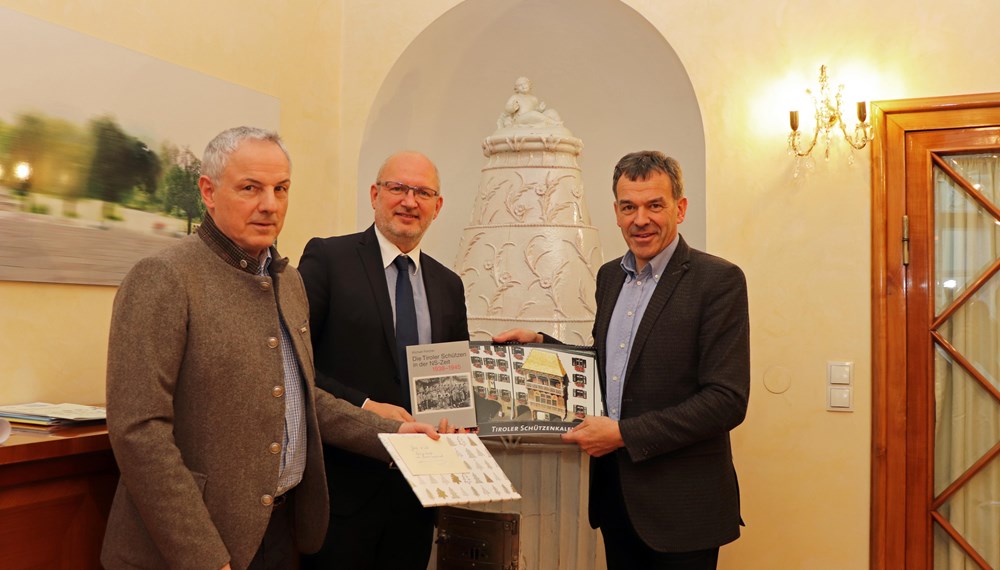 Vertreter der Tiroler Schützen rund um Landeskommandant-Stellvertreter
Major Christian Meischl und Bataillonskommandant Major Helmuth Paolazzi (l.) nutzten die Gelegenheit und statteten Bürgermeister Georg Willi im Innsbrucker Rathaus kürzlich einen Antrittsbesuch ab.