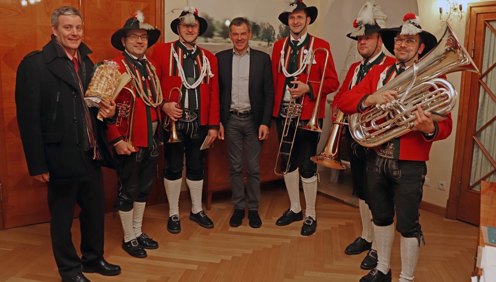 Für Weihnachtsstimmung sorgte ein Quintett der Wiltener Stadtmusikkapelle am 19. Dezember im Büro des Innsbrucker Bürgermeisters Georg Willi. Mit zwei Blasmusikstücken begeisterten sie nicht nur den Bürgermeister selbst, sondern auch seine MitarbeiterInnen. (AA)