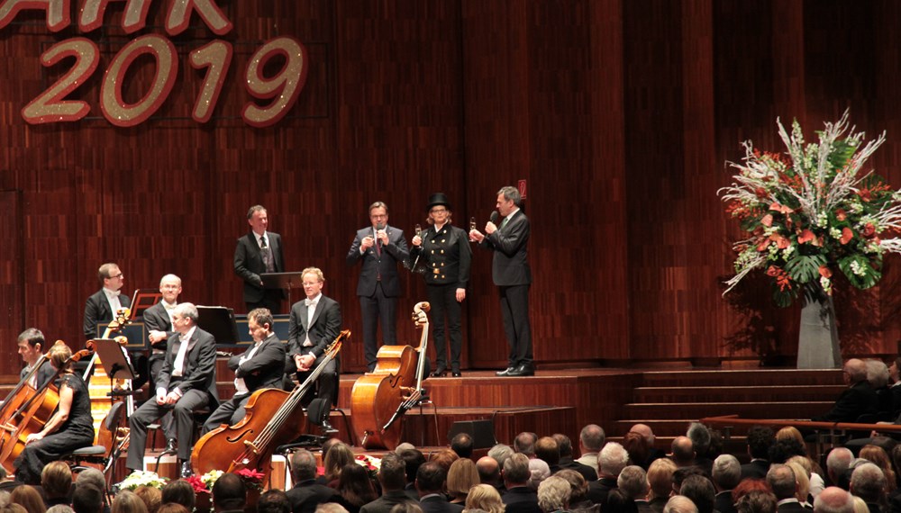 Mit seinem traditionellen Neujahrskonzert läutete das Tiroler Symphonieorchester Innsbruck am 1. Jänner das Maximilianjahr 2019 feierlich ein. Unter den zahlreichen, musikbegeisterten Besucherinnen im Congress Innsbruck waren auch Landeshauptmann Günther Platter sowie Bürgermeister Georg Willi.