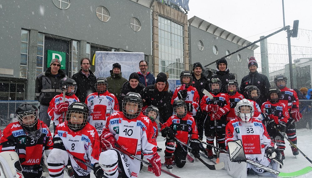 Die U8-Mannschaft des HCI präsentierte vor Kurzem auf dem städtischen Kunsteislaufplatz vor dem Sillpark ihr Können. In mehreren Show-Spielen konnten sich Interessierte ein Bild der Sportart machen und sich im Anschluss auch von Spielern der Kampfmannschaft Autogramme sichern. Der Eislaufplatz vor dem Sillpark ist einer von vier städtischen Plätzen - neben jenem in Hötting-West, am Baggersee und in Igls.