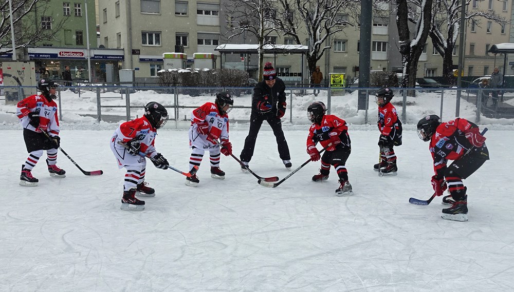 Die U8-Mannschaft des HCI präsentierte vor Kurzem auf dem städtischen Kunsteislaufplatz vor dem Sillpark ihr Können. In mehreren Show-Spielen konnten sich Interessierte ein Bild der Sportart machen und sich im Anschluss auch von Spielern der Kampfmannschaft Autogramme sichern. Der Eislaufplatz vor dem Sillpark ist einer von vier städtischen Plätzen - neben jenem in Hötting-West, am Baggersee und in Igls.