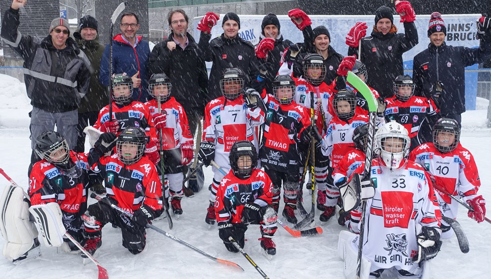 Die U8-Mannschaft des HCI präsentierte vor Kurzem auf dem städtischen Kunsteislaufplatz vor dem Sillpark ihr Können. In mehreren Show-Spielen konnten sich Interessierte ein Bild der Sportart machen und sich im Anschluss auch von Spielern der Kampfmannschaft Autogramme sichern. Der Eislaufplatz vor dem Sillpark ist einer von vier städtischen Plätzen - neben jenem in Hötting-West, am Baggersee und in Igls.