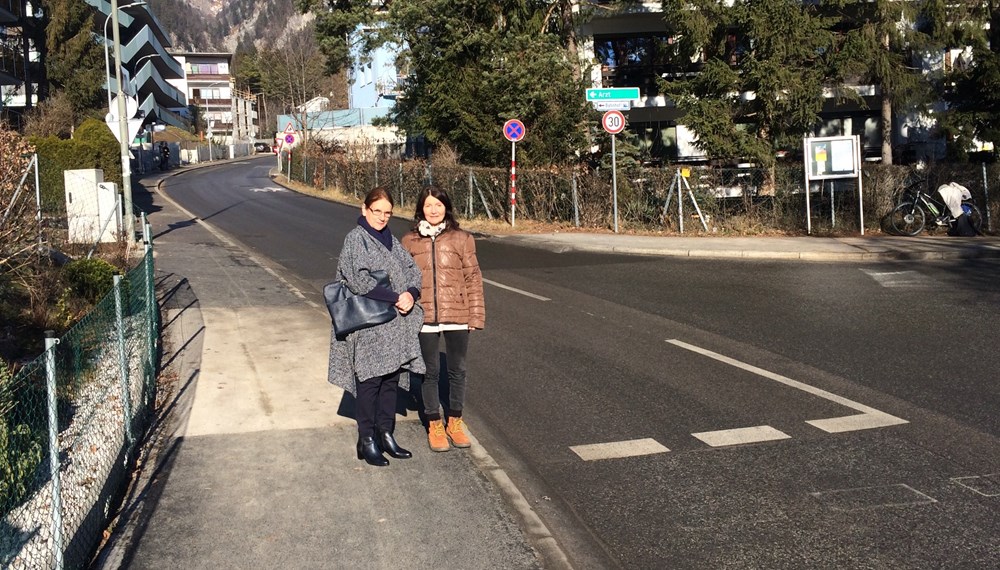 Stadträtin Uschi Schwarzl (r.) und Initiativen-Obfrau Hildegard Auer vor Ort in Kranebitten.