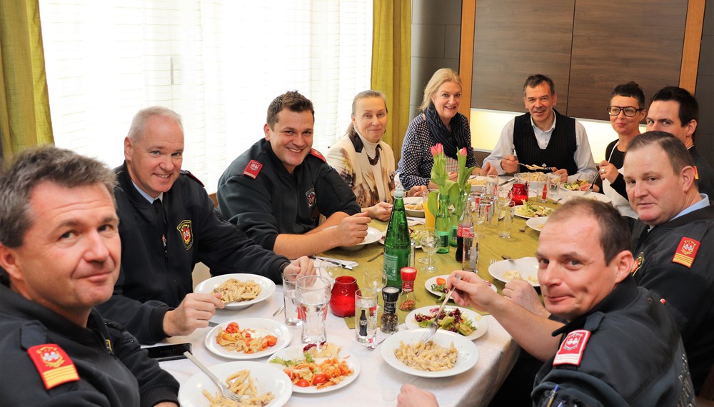 Am 24. Dezember war Bürgermeister Georg Willi zu MIttag Gast der Berufsfeuerwehr Innsbruck. Um sich zu revanchieren, versprach er gemeinsam mit seiner Frau Katharina ebenfalls einmal für das laibliche Wohn der Besatzung zu sorgen. Dieses Versprechen löste er nun ein: Das Ehepaar Willi zauberte ein köstliches italienisches Nudelgericht auf den Tisch, als Nachspeise gab es Tiramisu. Den Feuerwehrleuten schmeckte es sichtlich.