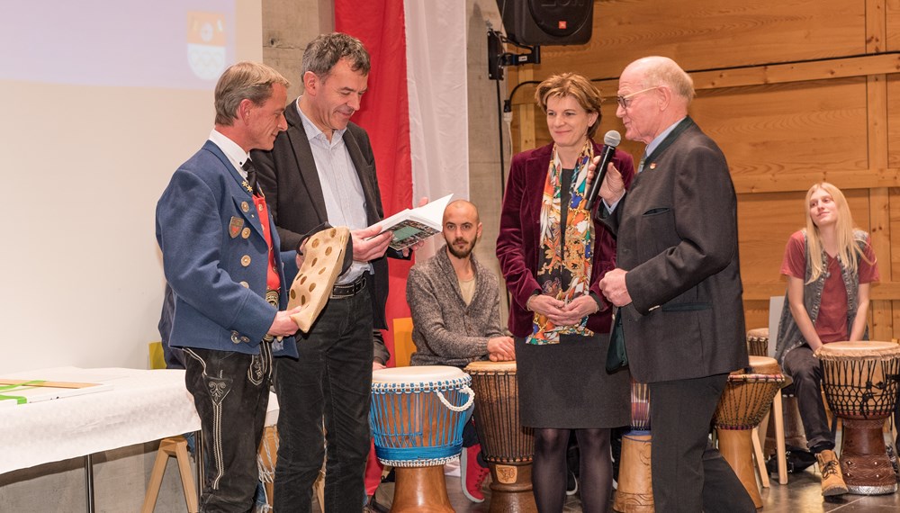 Ende Jänner lud der Verband Neuarzl/Olympisches Dorf (VNO) zum traditionellen Neujahrsempfang ins Centrum O-Dorf. Nach offiziellen Worten von Bürgermeister Georg Willi wurden Heidi Thomann, Erika Bucher (Direktorin der VS Neu-Arzl) und Renate Schwarz (Leiterin des Kindergartens Olympisches Dorf) mit dem Goldenen Ehrenzeichen des VNO ausgezeichnet. Die "Free Beat Company" (Maria Zeisler und Gottfried Jaufenthaler mit zehn TrommlerInnen) brachte den vollen Saal zum Beben. Musikalisch begleitet wurde der Abend außerdem von JungmusikantInnen der Stadtmusikkapelle Speckbacher Neu-Arzl/Olympisches Dorf unter der Leitung von Manuel Havlicek. Höhepunkt der Veranstaltung war ein Jahresrückblick auf 2018 sowie ein Ausblick auf 2019.