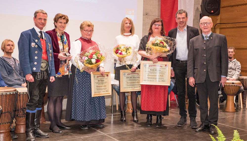 Ende Jänner lud der Verband Neuarzl/Olympisches Dorf (VNO) zum traditionellen Neujahrsempfang ins Centrum O-Dorf. Nach offiziellen Worten von Bürgermeister Georg Willi wurden Heidi Thomann, Erika Bucher (Direktorin der VS Neu-Arzl) und Renate Schwarz (Leiterin des Kindergartens Olympisches Dorf) mit dem Goldenen Ehrenzeichen des VNO ausgezeichnet. Die "Free Beat Company" (Maria Zeisler und Gottfried Jaufenthaler mit zehn TrommlerInnen) brachte den vollen Saal zum Beben. Musikalisch begleitet wurde der Abend außerdem von JungmusikantInnen der Stadtmusikkapelle Speckbacher Neu-Arzl/Olympisches Dorf unter der Leitung von Manuel Havlicek. Höhepunkt der Veranstaltung war ein Jahresrückblick auf 2018 sowie ein Ausblick auf 2019.