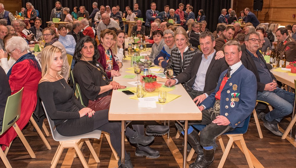 Ende Jänner lud der Verband Neuarzl/Olympisches Dorf (VNO) zum traditionellen Neujahrsempfang ins Centrum O-Dorf. Nach offiziellen Worten von Bürgermeister Georg Willi wurden Heidi Thomann, Erika Bucher (Direktorin der VS Neu-Arzl) und Renate Schwarz (Leiterin des Kindergartens Olympisches Dorf) mit dem Goldenen Ehrenzeichen des VNO ausgezeichnet. Die "Free Beat Company" (Maria Zeisler und Gottfried Jaufenthaler mit zehn TrommlerInnen) brachte den vollen Saal zum Beben. Musikalisch begleitet wurde der Abend außerdem von JungmusikantInnen der Stadtmusikkapelle Speckbacher Neu-Arzl/Olympisches Dorf unter der Leitung von Manuel Havlicek. Höhepunkt der Veranstaltung war ein Jahresrückblick auf 2018 sowie ein Ausblick auf 2019.