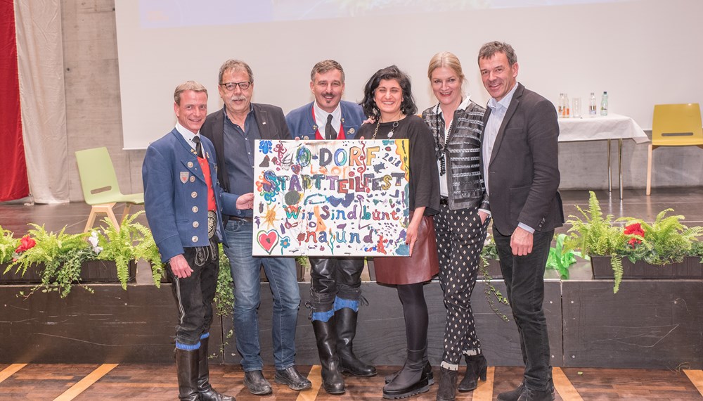 Ende Jänner lud der Verband Neuarzl/Olympisches Dorf (VNO) zum traditionellen Neujahrsempfang ins Centrum O-Dorf. Nach offiziellen Worten von Bürgermeister Georg Willi wurden Heidi Thomann, Erika Bucher (Direktorin der VS Neu-Arzl) und Renate Schwarz (Leiterin des Kindergartens Olympisches Dorf) mit dem Goldenen Ehrenzeichen des VNO ausgezeichnet. Die "Free Beat Company" (Maria Zeisler und Gottfried Jaufenthaler mit zehn TrommlerInnen) brachte den vollen Saal zum Beben. Musikalisch begleitet wurde der Abend außerdem von JungmusikantInnen der Stadtmusikkapelle Speckbacher Neu-Arzl/Olympisches Dorf unter der Leitung von Manuel Havlicek. Höhepunkt der Veranstaltung war ein Jahresrückblick auf 2018 sowie ein Ausblick auf 2019.