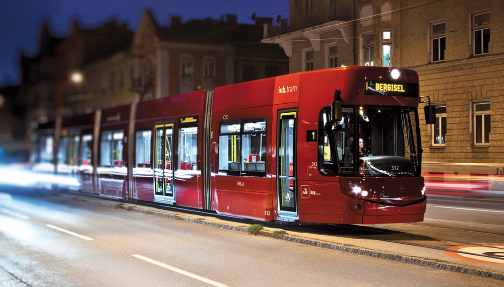 Freie Fahrt für die Tram: InnsbruckerInnen halten sich an den Vorrang der Straßenbahn.