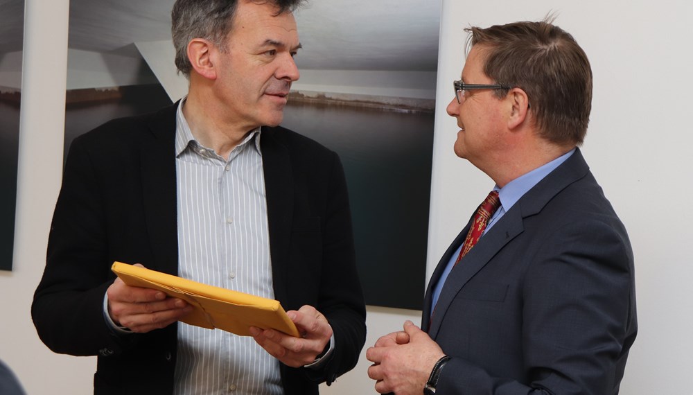 „bischof reinhold. unsere geschichten…“ heißt ein kunstvoller Erzählband, dessen Herausgabe von der Stadt Innsbruck finanziell unterstützt wurde. Zwei Herausgeber, Tony Obergantschnig (r.) und Christian Rosenkranz (2. v. l.), übergaben Anfang Februar gemeinsam mit Verena Gutleben (Caritas Tirol) die Kurzgeschichten an Bürgermeister Georg Willi als Dankeschön. Der gesamte Erlös aus dem Verkauf des knapp 100-seitigen Buches fließt in karitative Hilfsprojekte des verstorbenen Altbischofs Reinhold Stecher sowie Concordia-Sozialprojekte.