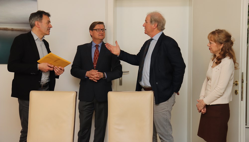 „bischof reinhold. unsere geschichten…“ heißt ein kunstvoller Erzählband, dessen Herausgabe von der Stadt Innsbruck finanziell unterstützt wurde. Zwei Herausgeber, Tony Obergantschnig (r.) und Christian Rosenkranz (2. v. l.), übergaben Anfang Februar gemeinsam mit Verena Gutleben (Caritas Tirol) die Kurzgeschichten an Bürgermeister Georg Willi als Dankeschön. Der gesamte Erlös aus dem Verkauf des knapp 100-seitigen Buches fließt in karitative Hilfsprojekte des verstorbenen Altbischofs Reinhold Stecher sowie Concordia-Sozialprojekte.