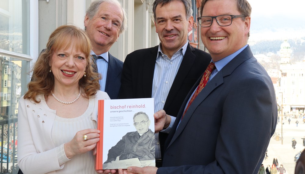 „bischof reinhold. unsere geschichten…“ heißt ein kunstvoller Erzählband, dessen Herausgabe von der Stadt Innsbruck finanziell unterstützt wurde. Zwei Herausgeber, Tony Obergantschnig (r.) und Christian Rosenkranz (2. v. l.), übergaben Anfang Februar gemeinsam mit Verena Gutleben (Caritas Tirol) die Kurzgeschichten an Bürgermeister Georg Willi als Dankeschön. Der gesamte Erlös aus dem Verkauf des knapp 100-seitigen Buches fließt in karitative Hilfsprojekte des verstorbenen Altbischofs Reinhold Stecher sowie Concordia-Sozialprojekte.