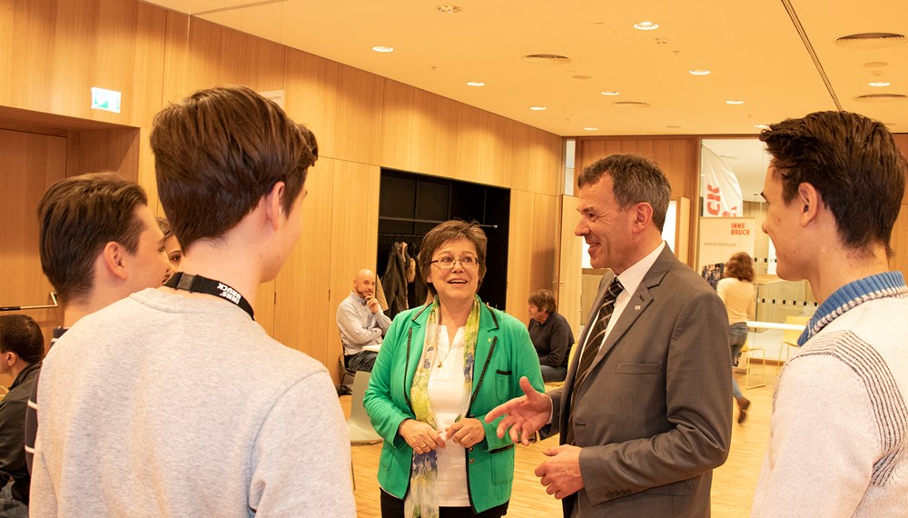 Bürgermeister Georg Willi stattete den städtischen Lehrlingen und der zuständigen Lehrlingsbeauftragten Monika Erharter beim ersten "Tag der Lehre" in der Stadtbibliothek einen Besuch ab. Acht verschiedene Lehrberufe werden bei der Stadt Innsbruck derzeit angeboten. Der Treffpunkt ermöglichte allen Interessierten einen Einblick in die verschiedenen Tätigkeiten. Auch die Innsbrucker Immobiliengesellschaft (IIG) stellte die Möglichkeit einer Ausbildung vor. Folgende Lehrberufe werden aktuell bei der Stadt angeboten: GärtnerIn, Bürokauffrau/-mann, Forstwirtschaftliche Anschlusslehre, LandschaftsgärtnerIn, IT-TechnikerIn, Land- und BaumaschinentechnikerIn, Archiv-, Bibliotheks- und InformationsassistenIn sowie VermessungstechnikerIn. Derzeit werden im Magistrat 21 Lehrlinge ausgebildet.