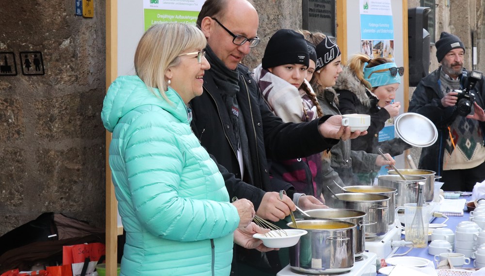 Traditionell zum Aschermittwoch findet das Fastensuppenessen der Katholischen Frauenbewegung statt. Mit den eingenommenen Spenden werden heuer Projekte in Afrika unterstützt. Vor Ort in der Altstadt waren sowohl Bürgermeister Georg Willi als auch Bischof Hermann Glettler und Bernadette Fürhapter (Vorsitzende der Katholischen Frauenbewegung) sowie zahlreiche VertreterInnen aus Kirche, Politik und Wirtschaft.