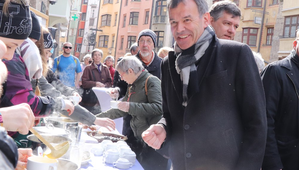 Traditionell zum Aschermittwoch findet das Fastensuppenessen der Katholischen Frauenbewegung statt. Mit den eingenommenen Spenden werden heuer Projekte in Afrika unterstützt. Vor Ort in der Altstadt waren sowohl Bürgermeister Georg Willi als auch Bischof Hermann Glettler und Bernadette Fürhapter (Vorsitzende der Katholischen Frauenbewegung) sowie zahlreiche VertreterInnen aus Kirche, Politik und Wirtschaft.