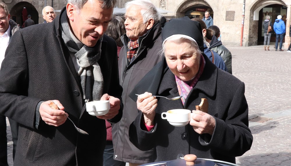 Traditionell zum Aschermittwoch findet das Fastensuppenessen der Katholischen Frauenbewegung statt. Mit den eingenommenen Spenden werden heuer Projekte in Afrika unterstützt. Vor Ort in der Altstadt waren sowohl Bürgermeister Georg Willi als auch Bischof Hermann Glettler und Bernadette Fürhapter (Vorsitzende der Katholischen Frauenbewegung) sowie zahlreiche VertreterInnen aus Kirche, Politik und Wirtschaft.