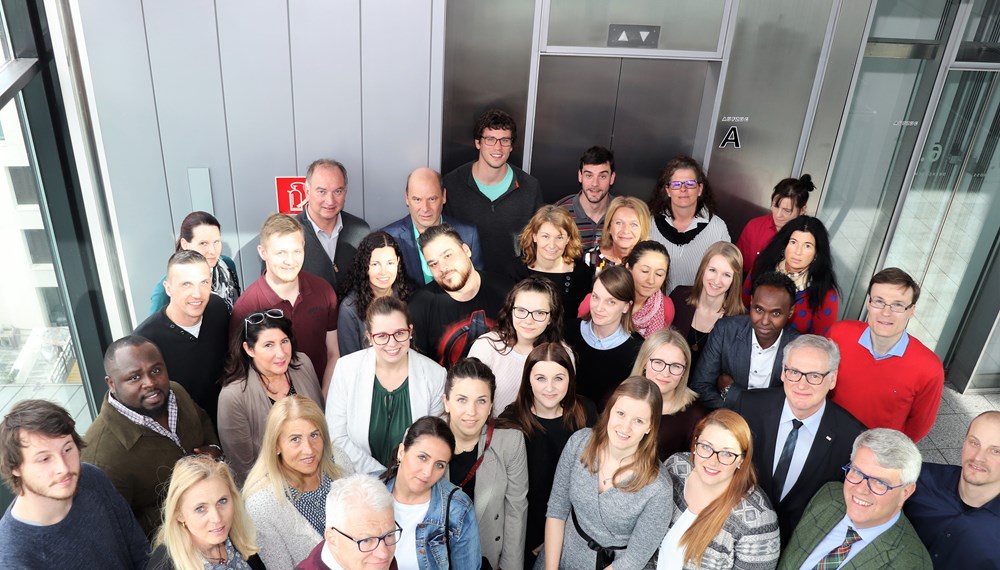 43 neue MitarbeiterInnen – 43 neue Gesichter der Stadt.
In seiner Willkommens-Videobotschaft an die neuen MitarbeiterInnen wies Bürgermeister Georg Willi darauf hin, dass die Bediensteten des Stadtmagistrats die Stadt Innsbruck nach außen repräsentieren: „Sie sind das Gesicht der Stadt.“ Ein Bild, das Magistratsdirektor Bernhard Holas (3. v.r.) und Personalamtsleiter Ferdinand Neu (2. v. r.) in ihrer offiziellen Begrüßung gern aufgriffen. Der Stadtmagistrat hieß seine neuen MitarbeiterInnen in einer kleinen Feier herzlich willkommen. Nach dem offiziellen Teil gab es die Möglichkeit sich bei Sekt, Kaffee, Brötchen und Kuchen miteinander auszutauschen.