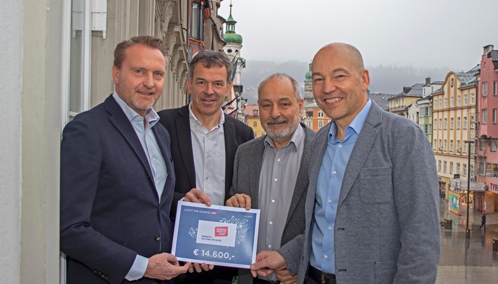 Anlässlich des 200-Jahr-Jubiläums von "Stille Nacht, Heilige Nacht" luden die Innsbrucker Nordkettenbahnen im Dezember zum besinnlichen Gesangsnachmittag ein. Jede Berg- und Talfahrt wurde für pauschal 10 Euro angeboten und für den guten Zweck gespendet. Als Höhepunkt wurde gemeinsam mit der Bevölkerung und TouristInnen mit dem Chor "Die Kirchensinger" unter der Leitung von Bürgermeister Georg Willi das Weihnachtslied "Stille Nacht, Heilige Nacht" gesungen. Der Erlös aus allen Berg-und Talfahrten wurde für die Aktion Licht ins Dunkel – zweckgebunden an das „Netzwerk Tirol hilft“ gespendet. Thomas Schroll, Geschäftsführer der Innsbrucker Nordkettenbahnen (l.), Bürgermeister Willi sowie Licht ins Dunkel-Koordinator Bernhard Triendl (r.) freuten sich den Scheck an Netzwerkkoordinator Herbert Peer (2. v. r.) übergeben zu dürfen.