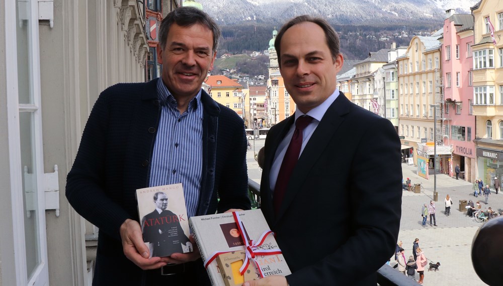 Berkan Pazarci (r.), türkischer Generalkonsul, stattete Mitte März Bürgermeister Georg Willi einen Antrittsbesuch ab. Sowohl Gast als auch Gastgeber überreichten sich gegenseitig Bücher aus ihrer Heimat als Geschenke und unterhielten sich über aktuelle Themen.