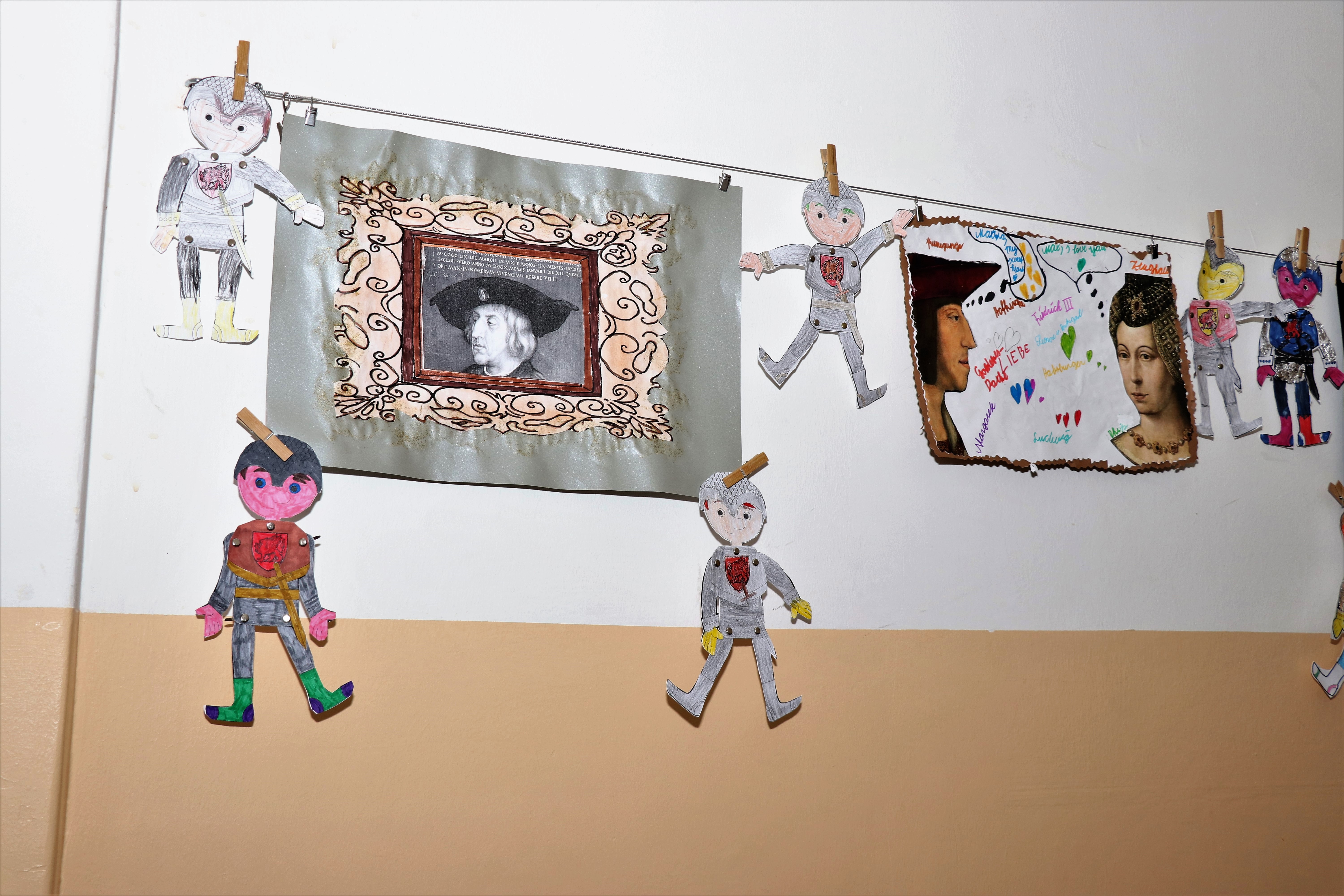 Kleine KünstlerInnen von heute zeigen Kunst aus vergangener Zeit.