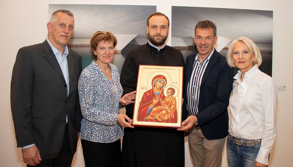 Die serbisch-orthodoxe Gemeinde übernimmt die Herz-Jesu-Kirche in der Maximilianstraße. Die serbische Gemeinde war bisher in der Kapelle der Siebererschule im Stadtteil Saggen untergebracht. Für die in den letzten Jahren stark angewachsene Gemeinde wurde diese Kapelle aber zu klein. Besonderes an größeren Festtagen platzte die Kirche aus allen Nähten, umfasst doch die Kirchengemeinde in Tirol rund 10.000 Gläubige. 27 Jahre nach der Gründung der Gemeinde im Jahr 1992 habe die Kirchengemeinde der serbisch-orthodoxen Christen eine Dauerlösung gefunden. Die orthodoxe Gemeinde dankte der Stadt Innsbruck für den Einsatz für ein neues Gotteshaus: Als Ausdruck dafür überreichten der Erzpriester der Gemeinde, Aleksandar Stolić (Bildmitte), Gordana Nadler (1. v. r., Beisitzerin Kirchengemeinde) sowie Zivorad Karajović (1. v. l., Obmann Kirchengemeinde) an Bürgermeister Georg Willi (2. v. r.) und Vizebürgermeisterin Christine Oppitz-Plörer (2. v. l.) eine Ikone.