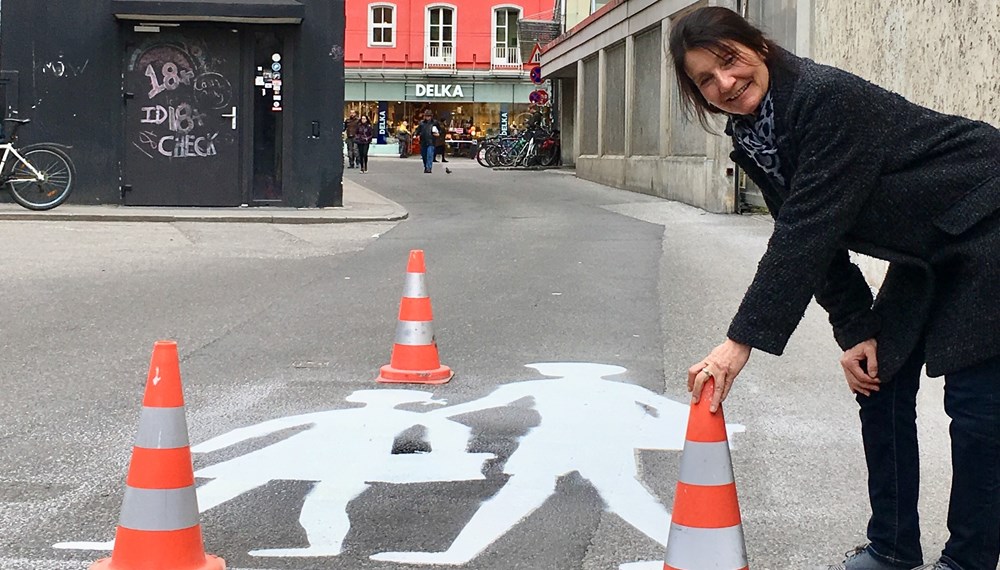 Mobilitätsstadträtin Uschi Schwarzl setzt besonders im Bereich von Schulen und Kindergärten auf Verkehrssicherheit – wie hier in der Angerzellgasse.
