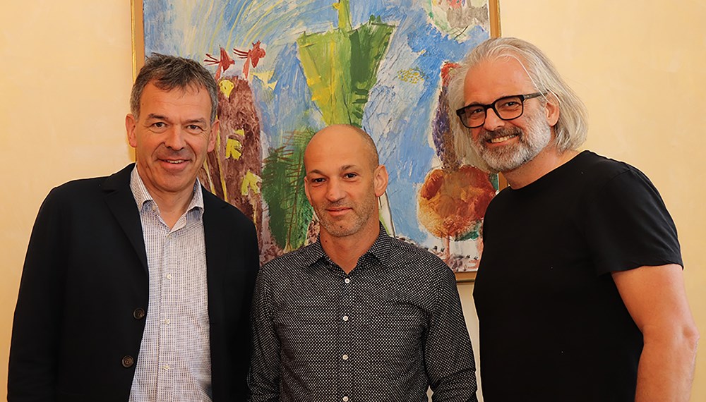 Zwei Vertreter der Kammer der ZiviltechnikerInnen Tirol und Vorarlberg statteten vor Kurzem Bürgermeister Georg Willi einen Antrittsbesuch ab: Präsident Hanno Vogl-Fernheim (r.) sowie der Vorsitzende der Sektion Architekten, Christian Höller (l.), tauschten sich mit Innsbrucks Stadtoberhaupt in einem interessanten Gespräch angeregt aus.