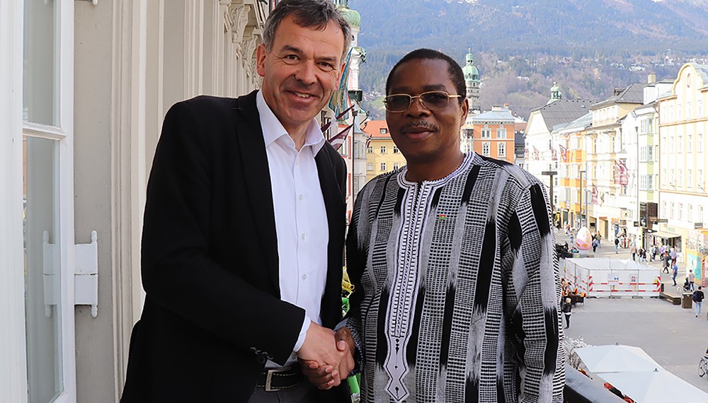 Dieudonné Kéré, Botschafter des westafrikanischen Staates Burkina Faso (3. v. l.), stattete Bürgermeister Georg Willi (r.) gemeinsam mit Ehrenkonsul Erich Lackner (l.) sowie weiteren VertreterInnen seiner Delegation vor Kurzem einen Antrittsbesuch ab.  Neben dem Thema Städtepartnerschaften wurde auch über mögliche Ausbildungskooperationen diskutiert.