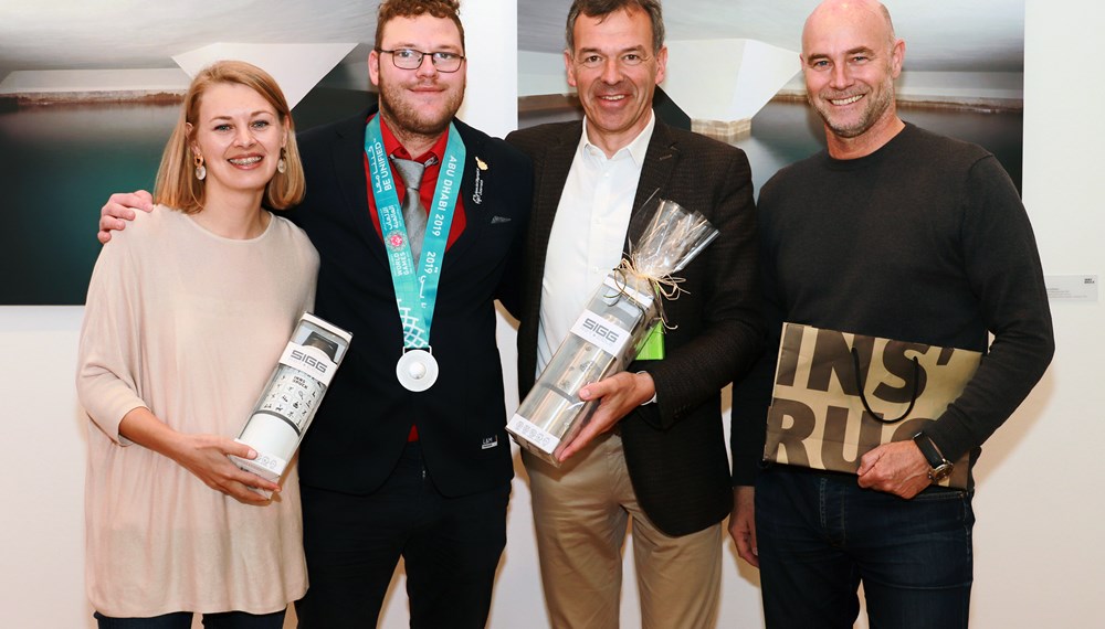 Raphael Bantner konnte als einziger Tiroler Athlet eine Medaille von den Special Olympic Games 2019 im März in Abu Dhabi mitnehmen. Der Fußball-Torhüter durfte sich mit seinem Team über Silber freuen. Bürgermeister Georg Willi, Sportstadträtin Elisabeth Mayr und Sportamtsleiter Romuald Niescher empfingen den Sportler im Rathaus und gratulierten herzlich. Bei seinem Besuch im Rathaus erzählte er von den Spielen sowie seinen Erlebnissen. Bereits jetzt freut er sich auf die nächste Austragung in Berlin 2023. Als Anerkennung bekam er ein kleines Präsent überreicht.