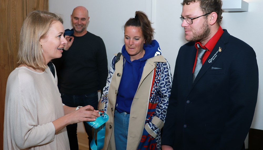 Raphael Bantner konnte als einziger Tiroler Athlet eine Medaille von den Special Olympic Games 2019 im März in Abu Dhabi mitnehmen. Der Fußball-Torhüter durfte sich mit seinem Team über Silber freuen. Bürgermeister Georg Willi, Sportstadträtin Elisabeth Mayr und Sportamtsleiter Romuald Niescher empfingen den Sportler im Rathaus und gratulierten herzlich. Bei seinem Besuch im Rathaus erzählte er von den Spielen sowie seinen Erlebnissen. Bereits jetzt freut er sich auf die nächste Austragung in Berlin 2023. Als Anerkennung bekam er ein kleines Präsent überreicht.