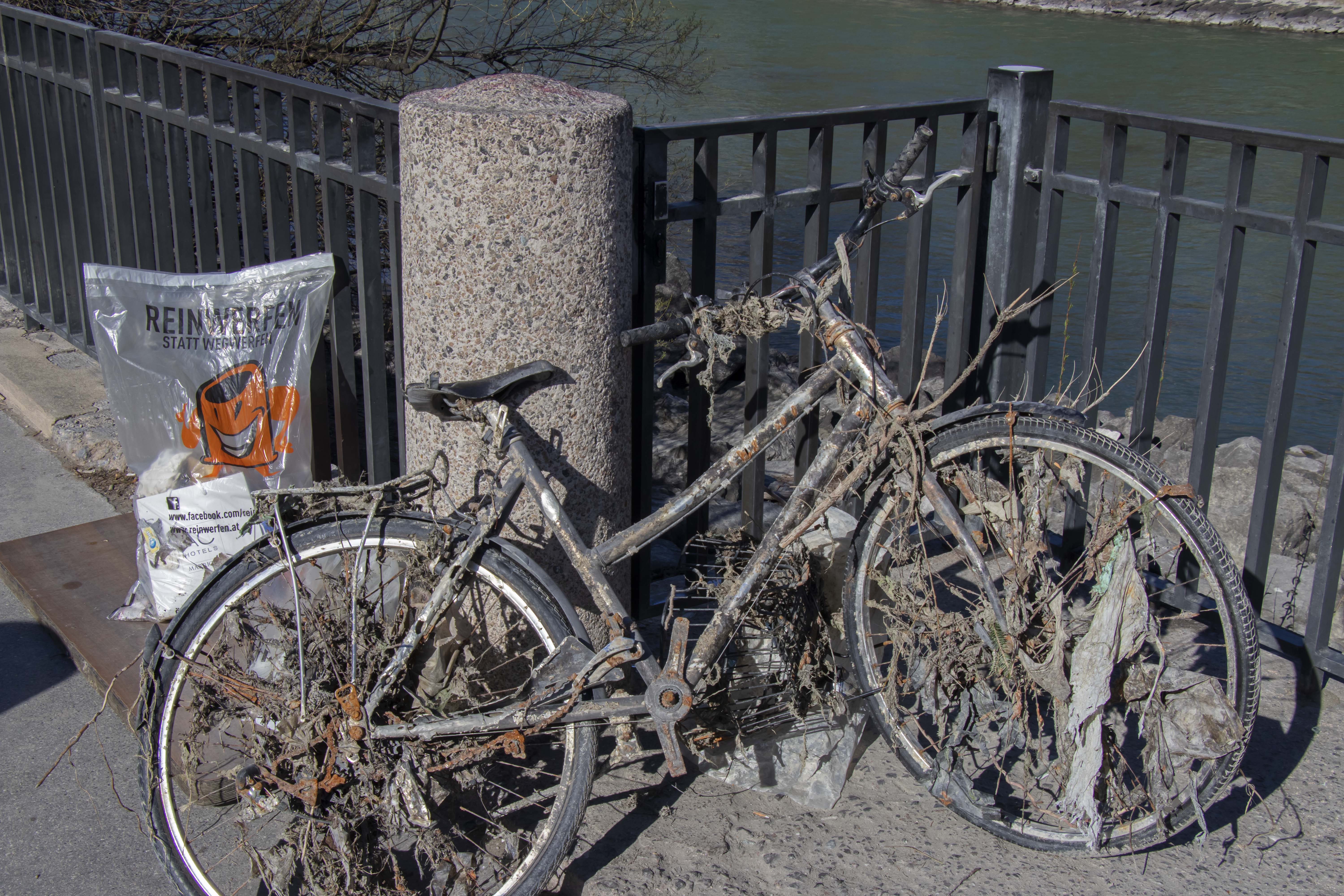 Insgesamt zehn Fahrräder wurden im Rahmen der Umweltaktion von den Freiwilligen aus dem Inn „gefischt“.