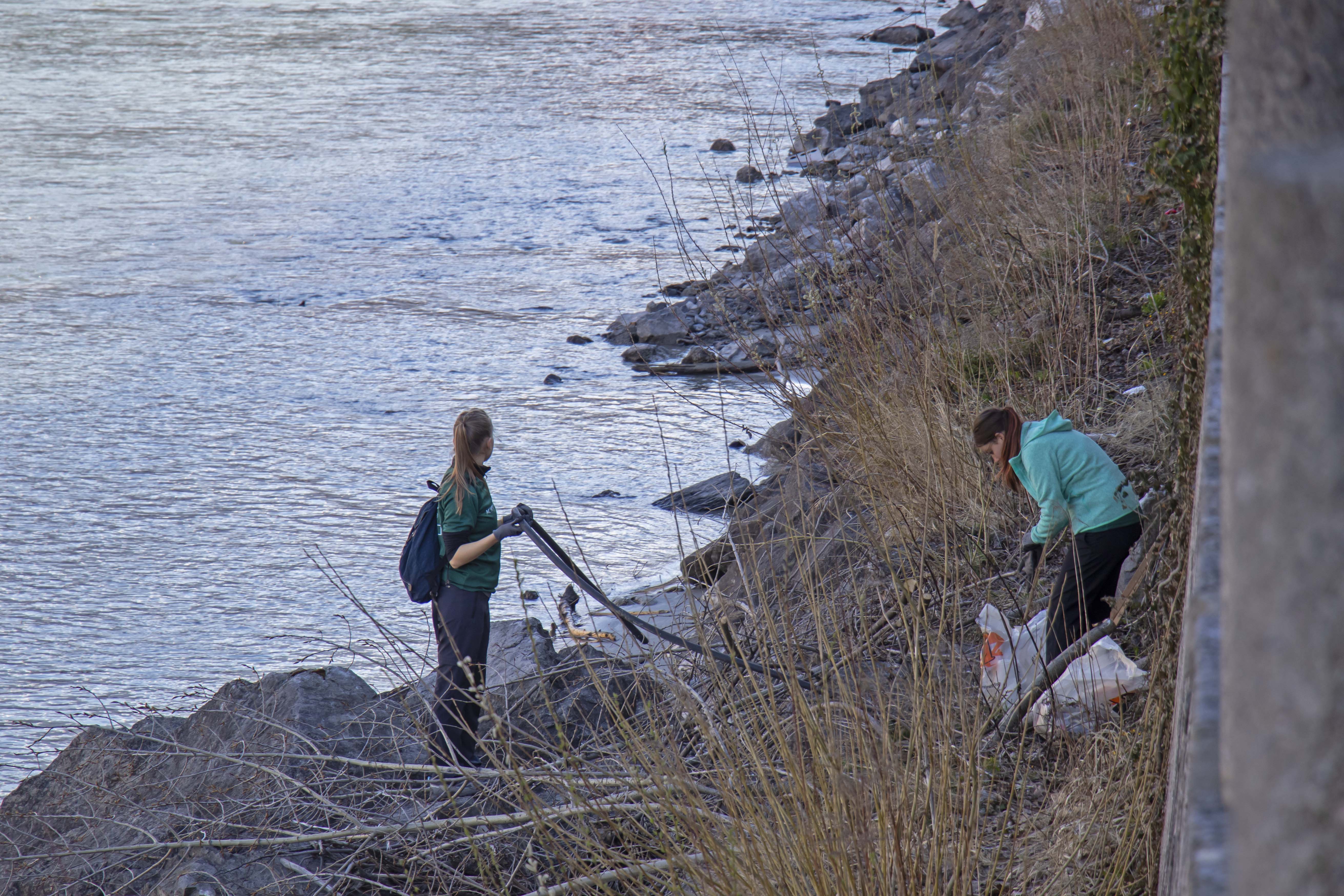 Neben rund 450 Kilogramm Haushaltsschrott und zahlreichen Autoreifen wurde sogar eine Tür und ein Trampolin aus dem Inn gezogen.